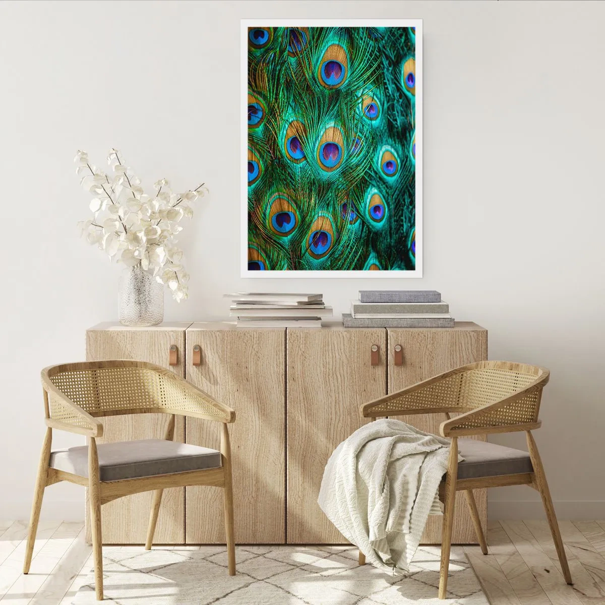 Poster - Pfauenfedern in intensiven Farben - 50x70cm - Ein Blick mit Pfauenaugen - Moderne Wanddekoration für Wohnzimmer und Schlafzimmer ARTTOR