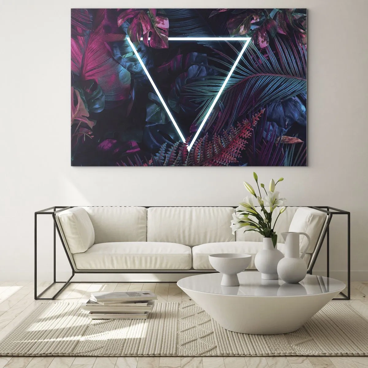 Glasbild - Bild auf glas - Ein Neondreieck, umgeben von tropischen Pflanzen in Rosa- und Blautönen. - 70x50cm - Garten im Disco-Stil - Moderne Wanddekoration für Wohnzimmer und Schlafzimmer ARTTOR