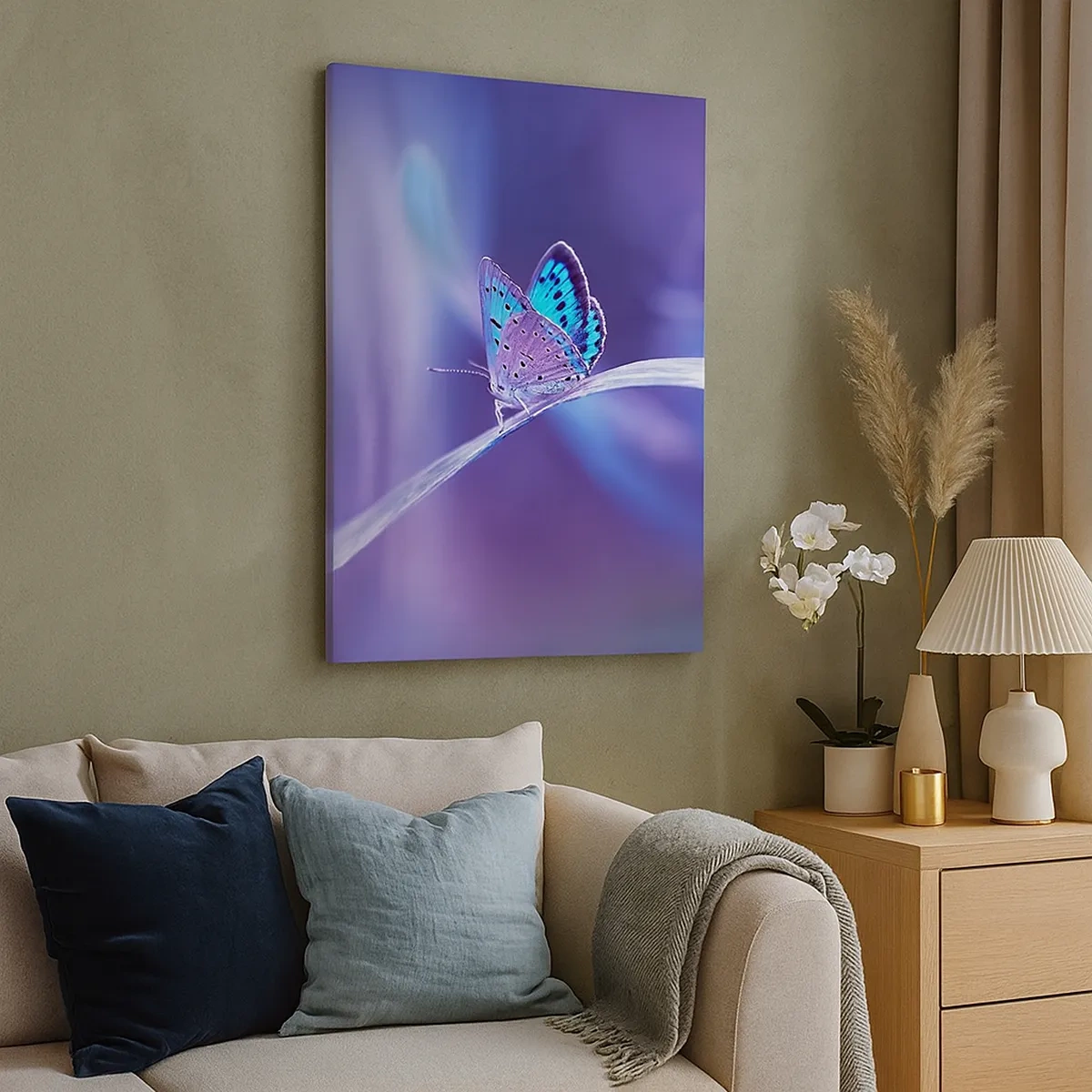 Bild auf Leinwand - Leinwandbild - Ein zarter blauer Schmetterling auf einem Stängel in violettem Licht - 50x70cm - Ein Juwel der Natur - Moderne Wanddekoration für Wohnzimmer und Schlafzimmer ARTTOR