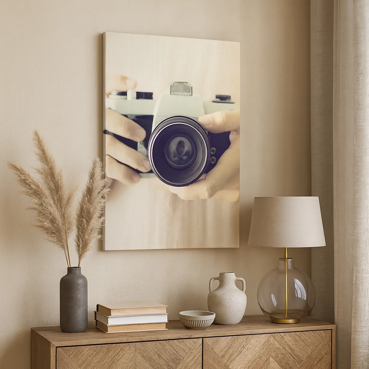 Bild auf Leinwand - Leinwandbild - Retro-Kamera in den Händen vor hellem Hintergrund gehalten - 50x70cm - Um mehr zu sehen ... - Moderne Wanddekoration für Wohnzimmer und Schlafzimmer ARTTOR