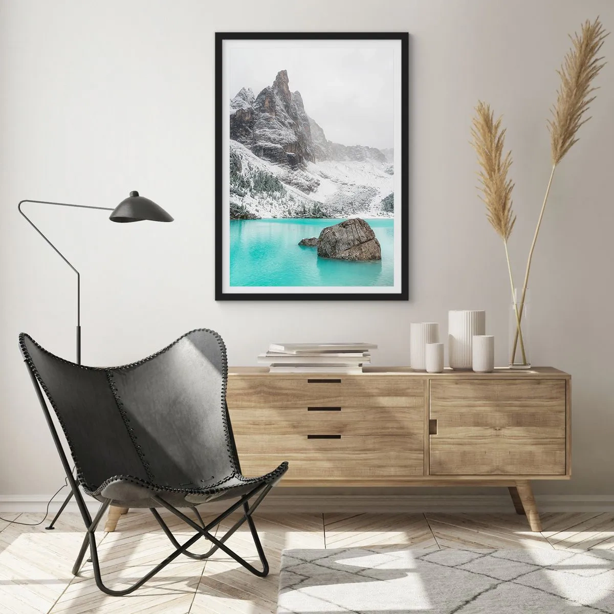 Poster in einem schwarzem Rahmen - Ein Bergsee mit türkisfarbenem Wasser, umgeben von schneebedeckten Gipfeln - 50x70cm - Auf der Hut - Moderne Wanddekoration für Wohnzimmer und Schlafzimmer ARTTOR