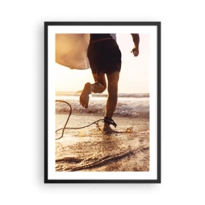 Poster in einem schwarzem Rahmen - Ein Surfer läuft bei Sonnenuntergang ins Wasser - 50x70cm - Um die Welle zu treffen - Moderne Wanddekoration für Wohnzimmer und Schlafzimmer ARTTOR