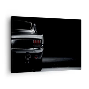 Bild auf Leinwand - Leinwandbild - Ein Schwarzweißbild des Hecks eines Oldtimers vor dunklem Hintergrund. - 70x50cm - Charme des Klassikers - Moderne Wanddekoration für Wohnzimmer und Schlafzimmer ARTTOR