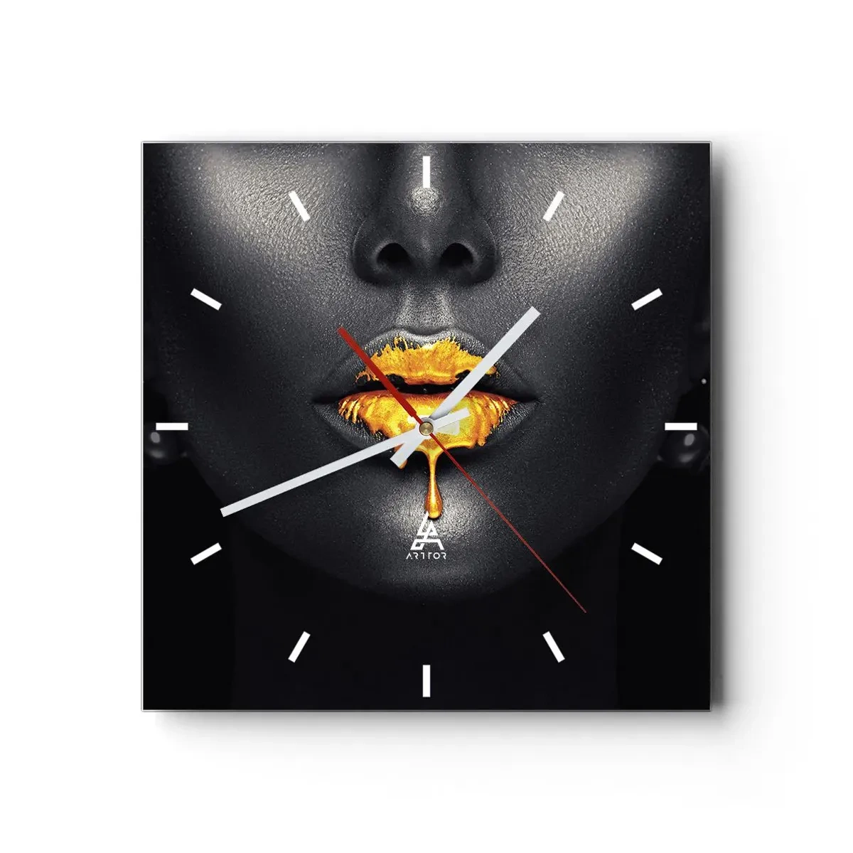 Wanduhr - Glasuhr - Schwarz-goldenes Porträt einer Frau mit einem Tropfen Gold auf den Lippen - 30x30cm - Goldmaul - Moderne Wanddekoration für Wohnzimmer und Schlafzimmer ARTTOR
