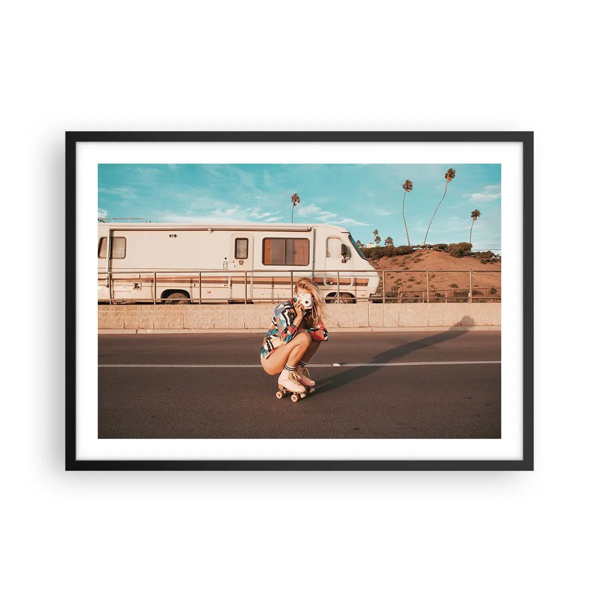 Poster in einem schwarzem Rahmen - Ein Mädchen auf Rollschuhen macht an einem sonnigen Tag ein Foto. - 70x50cm - Lächel bitte! - Moderne Wanddekoration für Wohnzimmer und Schlafzimmer ARTTOR