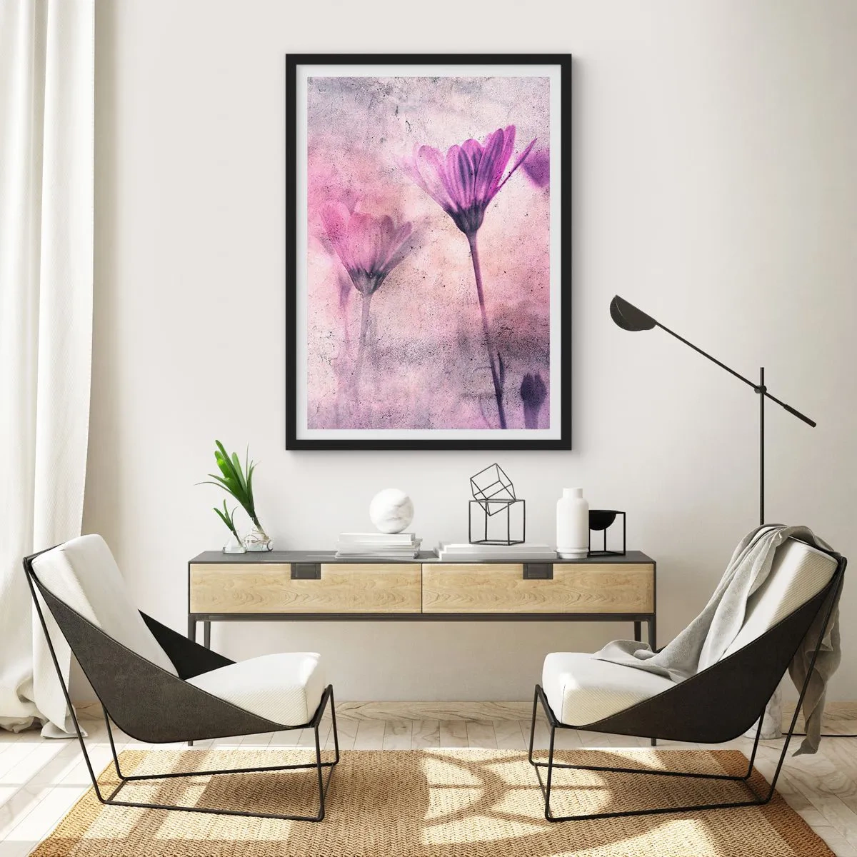 Poster in einem schwarzem Rahmen - Zarte Blüten in Rosa- und Lilatönen auf hellem Untergrund - 50x70cm - Ein Blumentraum - Moderne Wanddekoration für Wohnzimmer und Schlafzimmer ARTTOR