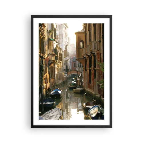 Poster in einem schwarzem Rahmen - Ein venezianischer Kanal, umgeben von historischen Mietshäusern - 50x70cm - In einer venezianischen Gasse - Moderne Wanddekoration für Wohnzimmer und Schlafzimmer ARTTOR