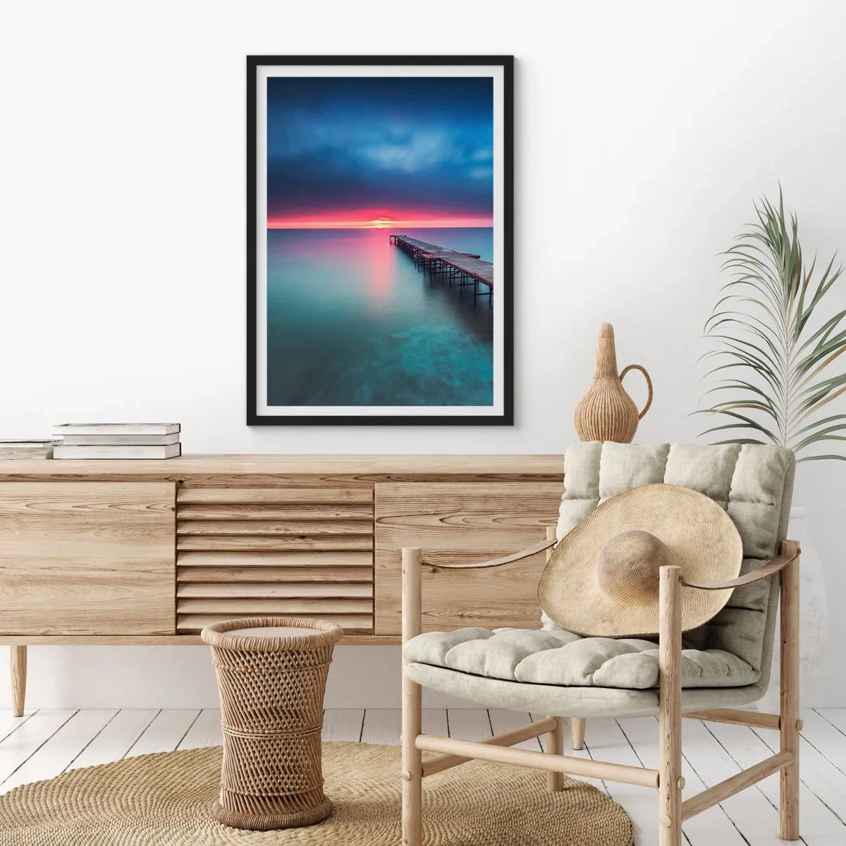 Poster in einem schwarzem Rahmen - Ein Steg, der sich bei Sonnenuntergang in ein ruhiges Meer erstreckt - 50x70cm - Zwischen Himmel und Erde - Moderne Wanddekoration für Wohnzimmer und Schlafzimmer ARTTOR