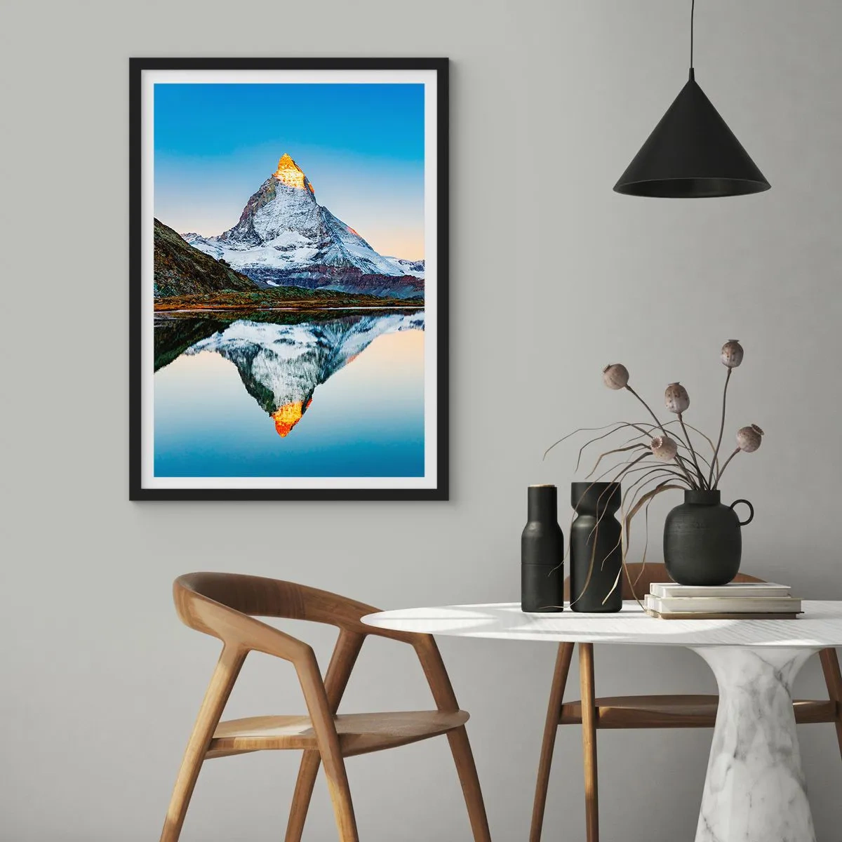 Poster in einem schwarzem Rahmen - Ein Berg mit einem schneebedeckten Gipfel, der sich in einem See spiegelt - 50x70cm - Zwei Welten - Moderne Wanddekoration für Wohnzimmer und Schlafzimmer ARTTOR