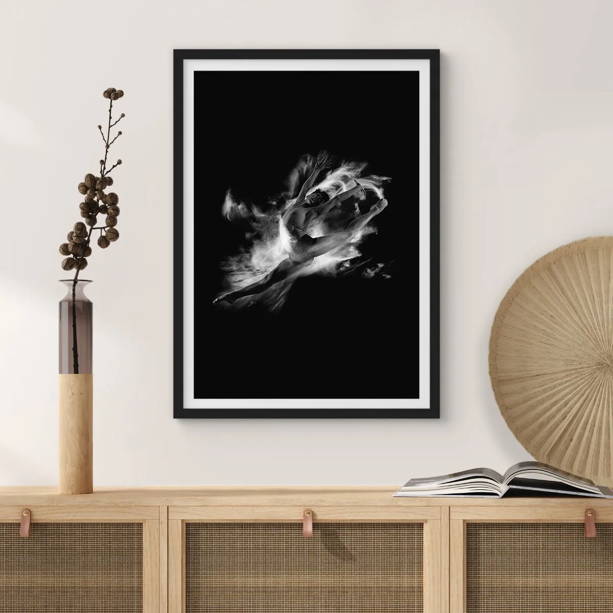 Poster in einem schwarzem Rahmen - Eine Tänzerin in dynamischer Bewegung vor schwarzem Hintergrund - 50x70cm - Im Flug hängen geblieben - Moderne Wanddekoration für Wohnzimmer und Schlafzimmer ARTTOR
