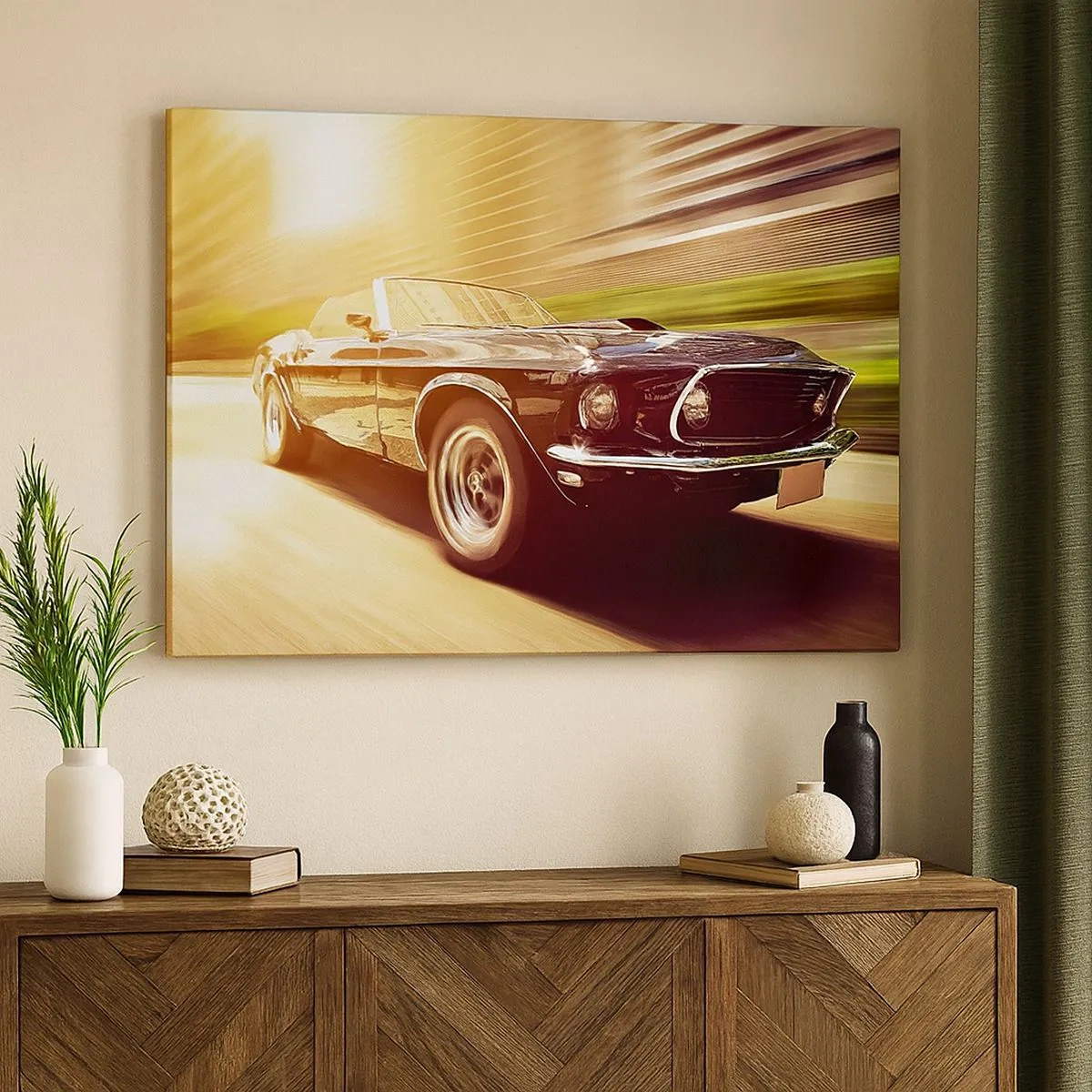 Bild auf Leinwand - Leinwandbild - Ein Oldtimer in Bewegung vor urbaner Kulisse - 70x50cm - 1967 - die Legende kehrt zurück - Moderne Wanddekoration für Wohnzimmer und Schlafzimmer ARTTOR
