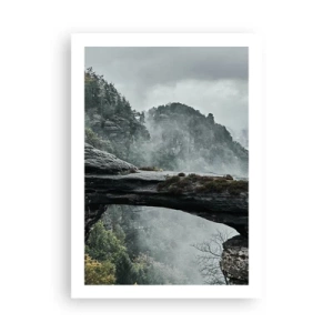 Poster - Ein Foto einer geheimnisvollen, in Nebel gehüllten Felsbrücke in einer Berglandschaft. - 50x70cm - Abenteuer beginnt gleich - Moderne Wanddekoration für Wohnzimmer und Schlafzimmer ARTTOR