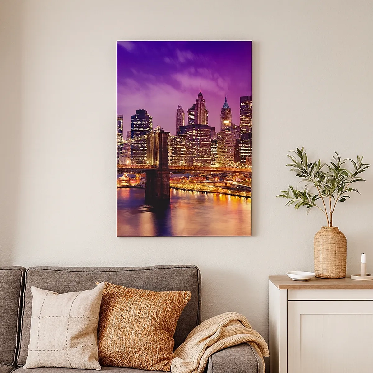 Bild auf Leinwand - Leinwandbild - Panorama der Stadt mit der Brücke im Abendlicht vor dem violetten Himmel - 50x70cm - Violett-goldenes Manhathann - Moderne Wanddekoration für Wohnzimmer und Schlafzimmer ARTTOR