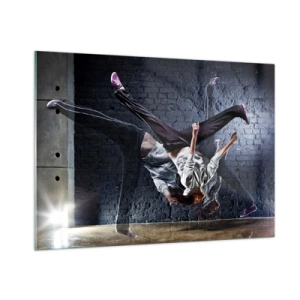 Glasbild - Bild auf glas - Dynamischer Tanz vor der Kulisse einer Industriemauer - 100x70cm - Straßenstar - Moderne Wanddekoration für Wohnzimmer und Schlafzimmer ARTTOR