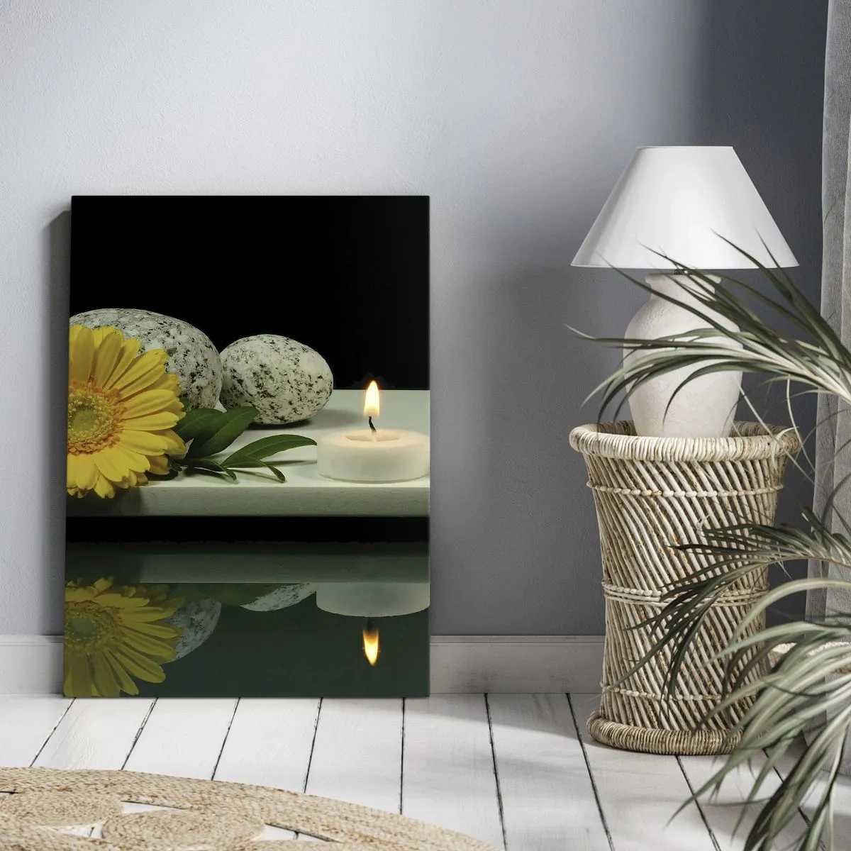 Bild auf Leinwand - Leinwandbild - Gelbe Blume, Kerzen und Steine vor dem Wasserhintergrund - 50x70cm - Beruhigung der Sinne - Moderne Wanddekoration für Wohnzimmer und Schlafzimmer ARTTOR