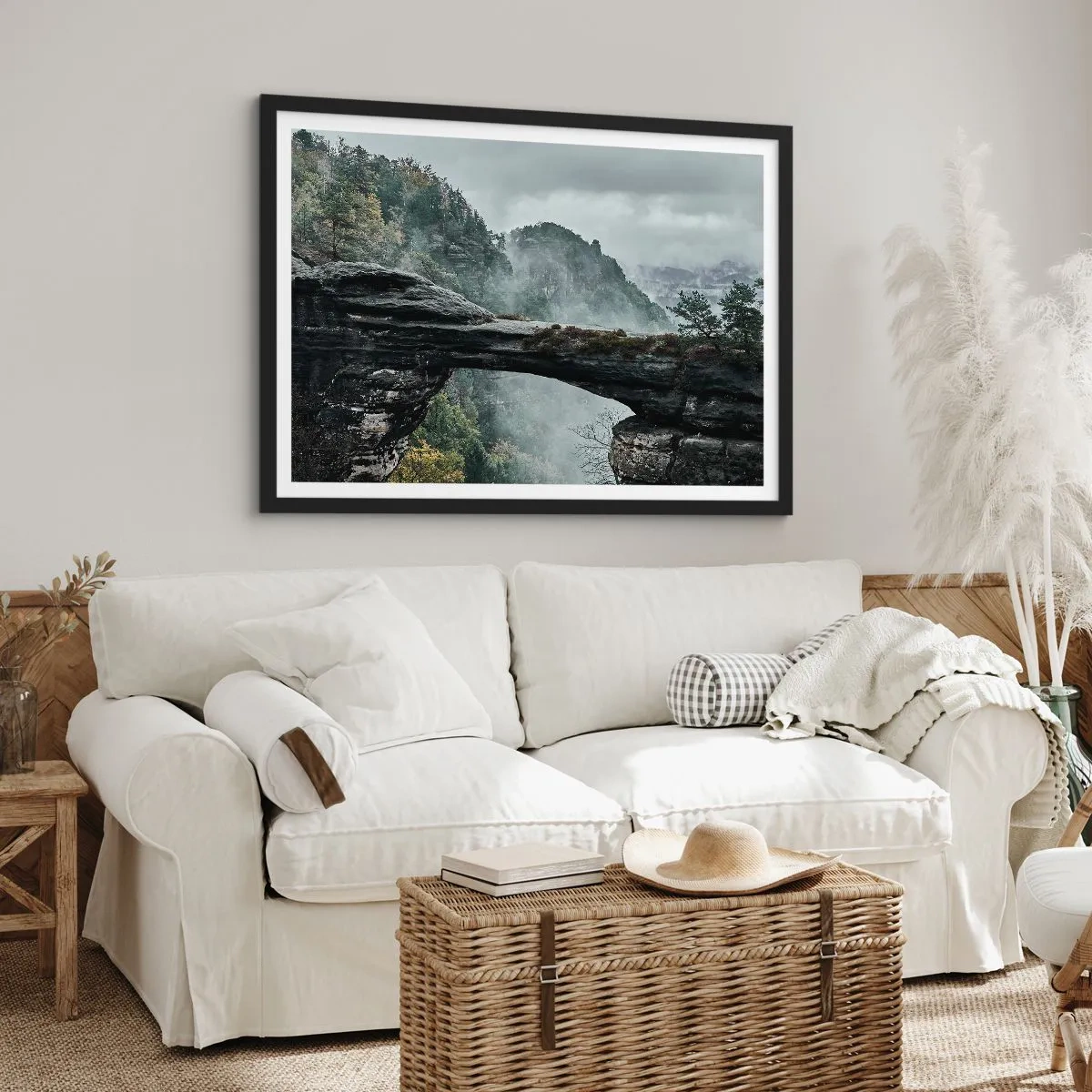 Poster in einem schwarzem Rahmen - Ein Steinbogen, umgeben von nebligen Bergen und Wäldern - 70x50cm - Abenteuer beginnt gleich - Moderne Wanddekoration für Wohnzimmer und Schlafzimmer ARTTOR