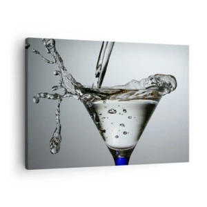 Bild auf Leinwand - Leinwandbild - Martini-Glas mit dynamischem Wasserspritzer auf hellem Hintergrund. - 70x50cm - Am Rand der Tasse - Moderne Wanddekoration für Wohnzimmer und Schlafzimmer ARTTOR