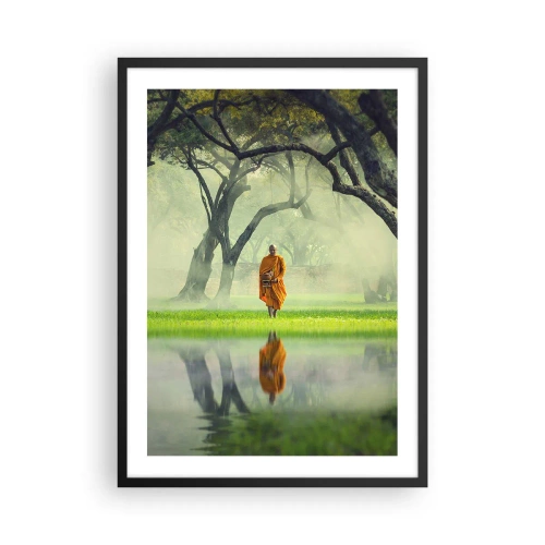 Poster in einem schwarzem Rahmen - Ein Mönch in einer orangefarbenen Robe, umgeben von Bäumen und Spiegelungen im Wasser - 50x70cm - Auf dem Weg zur Erleuchtung - Moderne Wanddekoration für Wohnzimmer und Schlafzimmer ARTTOR