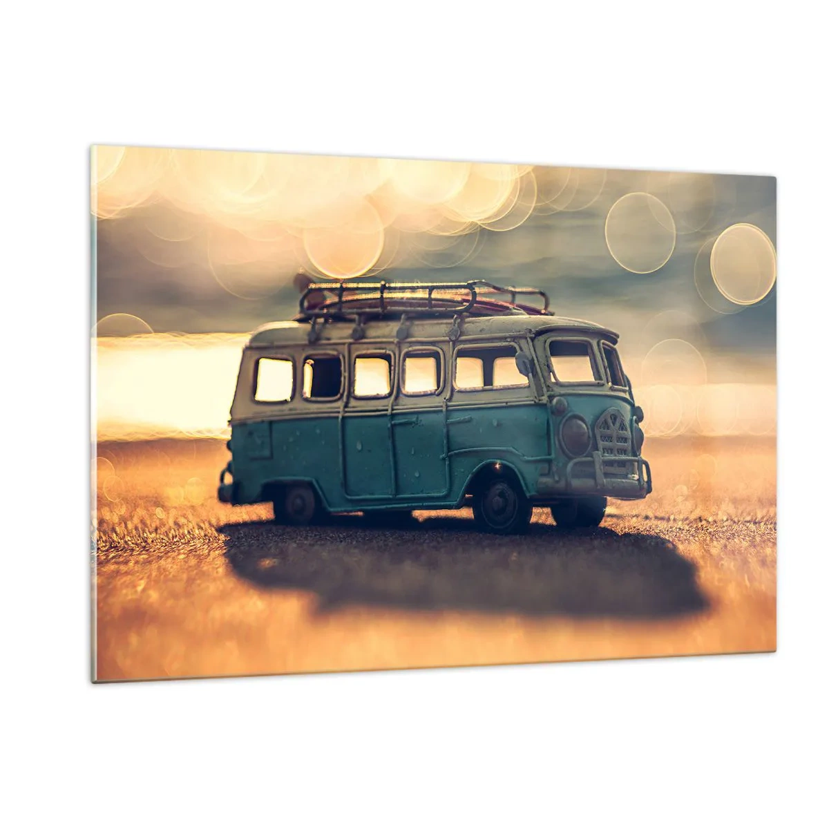 Glasbild - Bild auf glas - Vintage Spielzeugbus am Strand bei Sonnenuntergang - 120x80cm - Das Ende der Idole: Geld und Arbeit - Moderne Wanddekoration für Wohnzimmer und Schlafzimmer ARTTOR