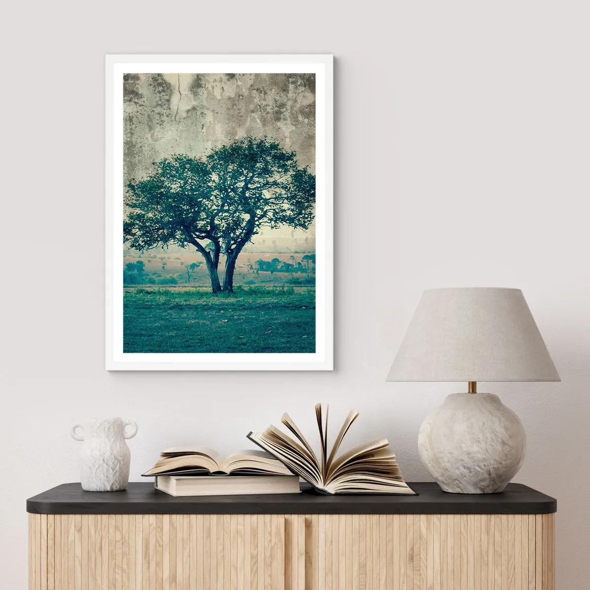 Poster in einem weißen Rahmen - Ein Apfelbaum auf blauem Feld? - 40x50 cm