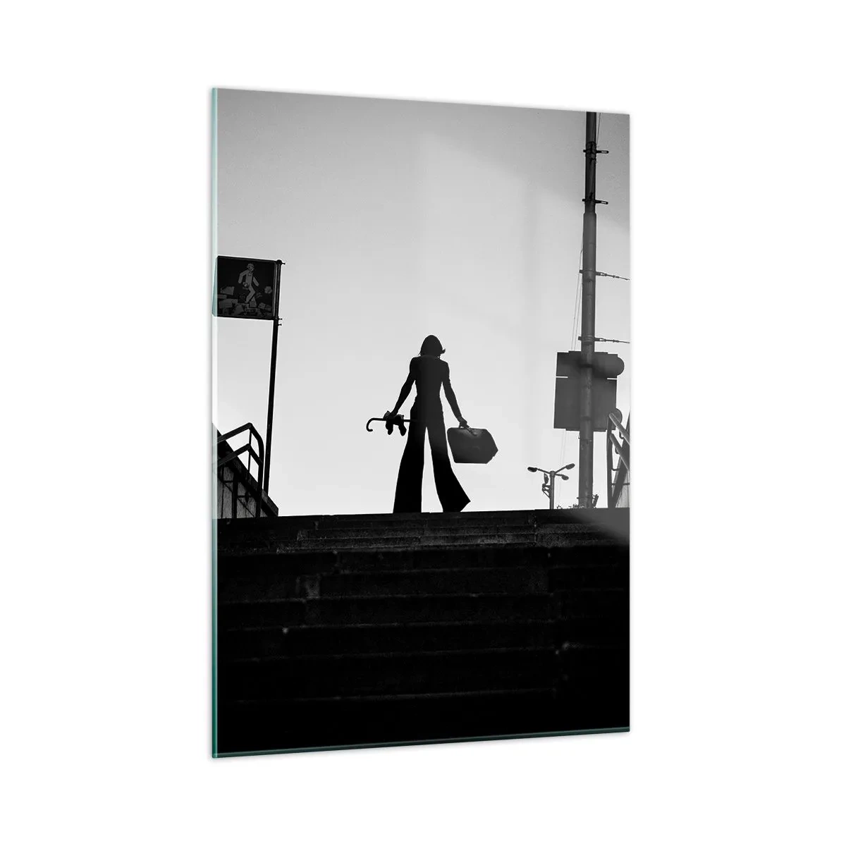 Glasbild - Bild auf glas - Schwarz-weiße Silhouette einer Frau vor dem Hintergrund einer Stadtlandschaft - 50x70cm - Städtisches Wandern - Moderne Wanddekoration für Wohnzimmer und Schlafzimmer ARTTOR