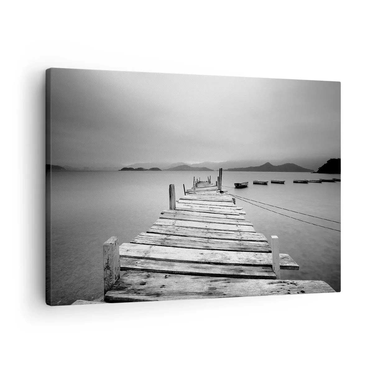 Bild auf Leinwand - Leinwandbild - Eine Schwarz-Weiß-Ansicht eines Holzstegs und eines ruhigen Sees. - 70x50cm - Hinter den Bergen, jenseits der Meere - Moderne Wanddekoration für Wohnzimmer und Schlafzimmer ARTTOR