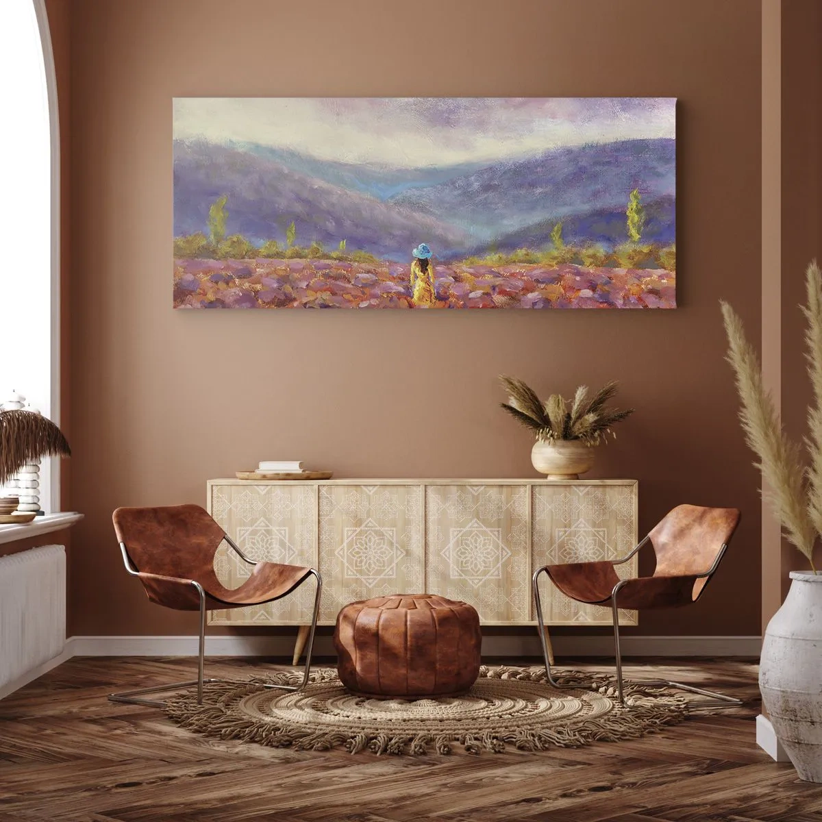 Bild auf Leinwand - Leinwandbild - Eine Frau mit Hut geht durch ein Lavendelfeld. - 160x50cm - In einer Lavendelwelt - Moderne Wanddekoration für Wohnzimmer und Schlafzimmer ARTTOR
