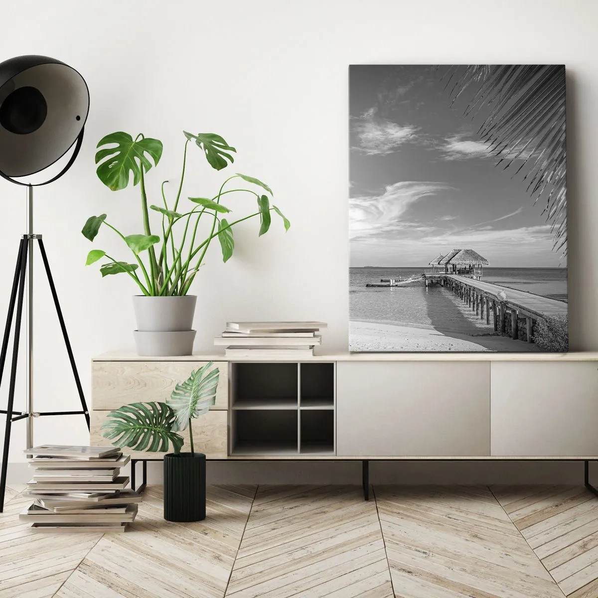 Bild auf Leinwand - Leinwandbild - Schwarz-weißer Strand mit Pier und Palmen an einer tropischen Küste - 80x120cm - Erinnerung oder Traum? - Moderne Wanddekoration für Wohnzimmer und Schlafzimmer ARTTOR