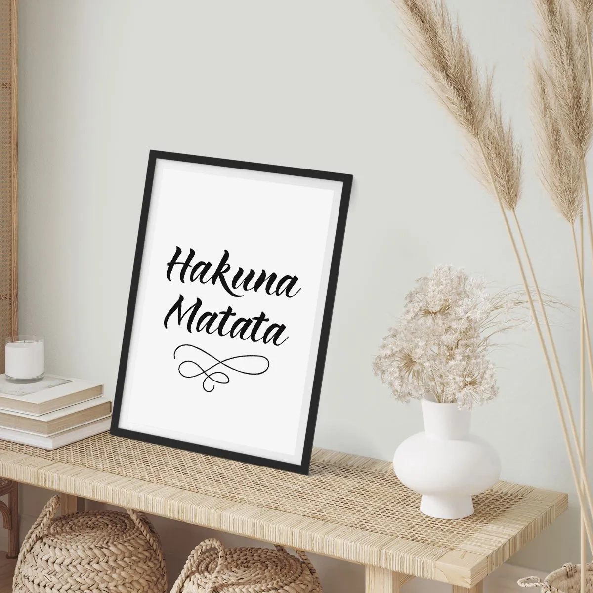 Poster in einem schwarzem Rahmen - Schwarzer Hakuna Matata-Schriftzug auf weißem Hintergrund - 50x70cm - Bester Ratschlag - Moderne Wanddekoration für Wohnzimmer und Schlafzimmer ARTTOR