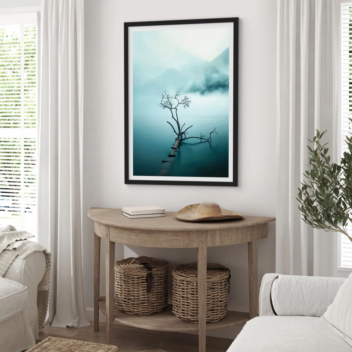 Poster in einem schwarzem Rahmen - Ein Foto eines einsamen Baumes, der aus dem Wasser wächst, umgeben von Nebel und Bergen. - 50x70cm - Aus Wasser und Nebel - Moderne Wanddekoration für Wohnzimmer und Schlafzimmer ARTTOR