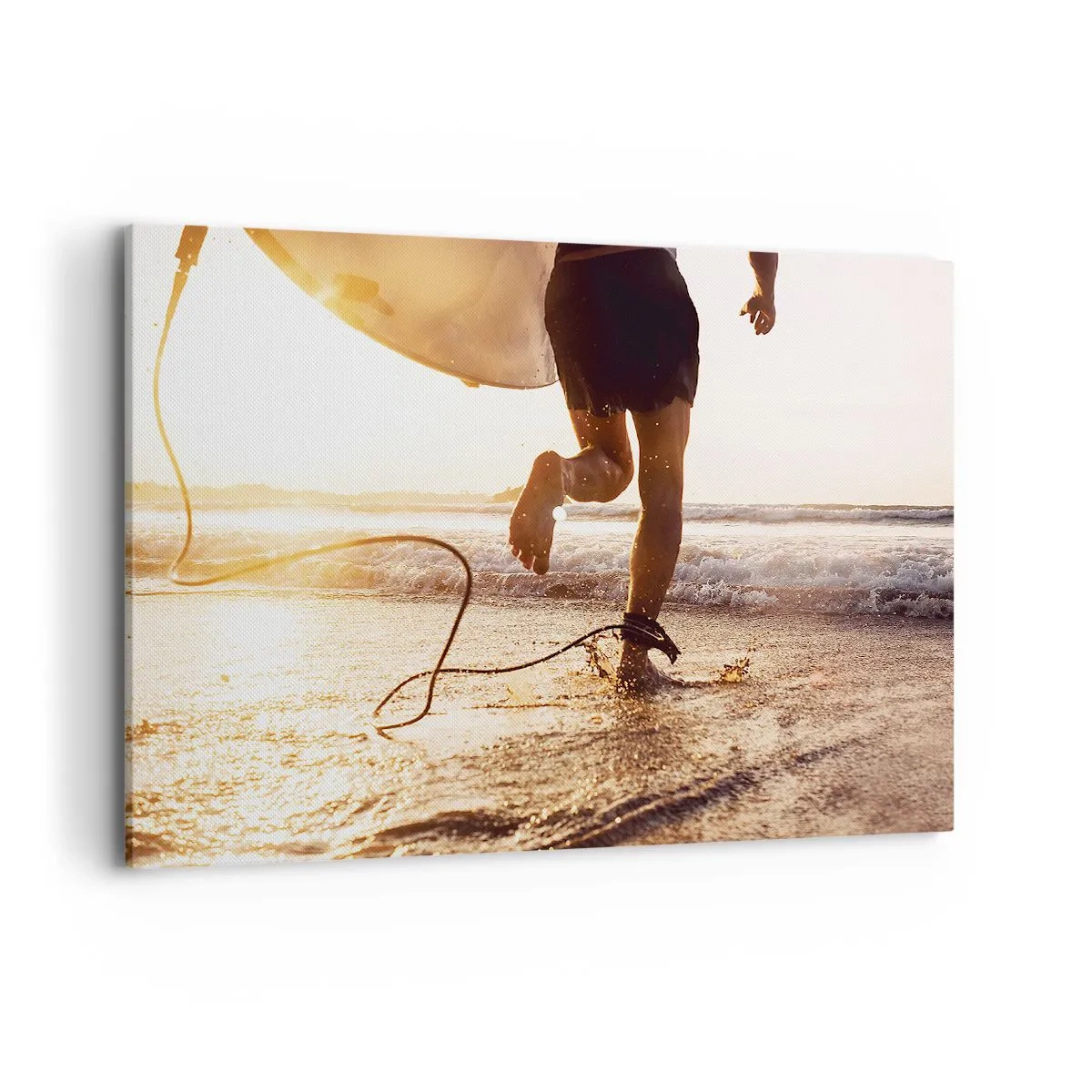 Bild auf Leinwand - Leinwandbild - Ein Surfer läuft mit seinem Brett in der Sonne am Strand entlang. - 100x70cm - Um die Welle zu treffen - Moderne Wanddekoration für Wohnzimmer und Schlafzimmer ARTTOR