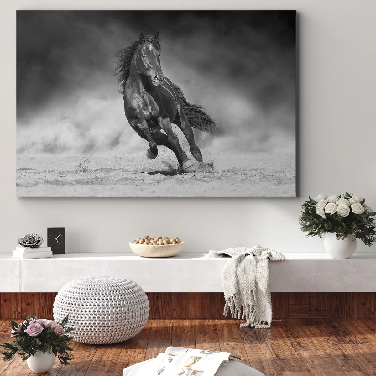Bild auf Leinwand - Leinwandbild - Ein schwarz-weißes Pferd galoppiert über den Sand - 70x50cm - Würdig des Emirs selbst - Moderne Wanddekoration für Wohnzimmer und Schlafzimmer ARTTOR