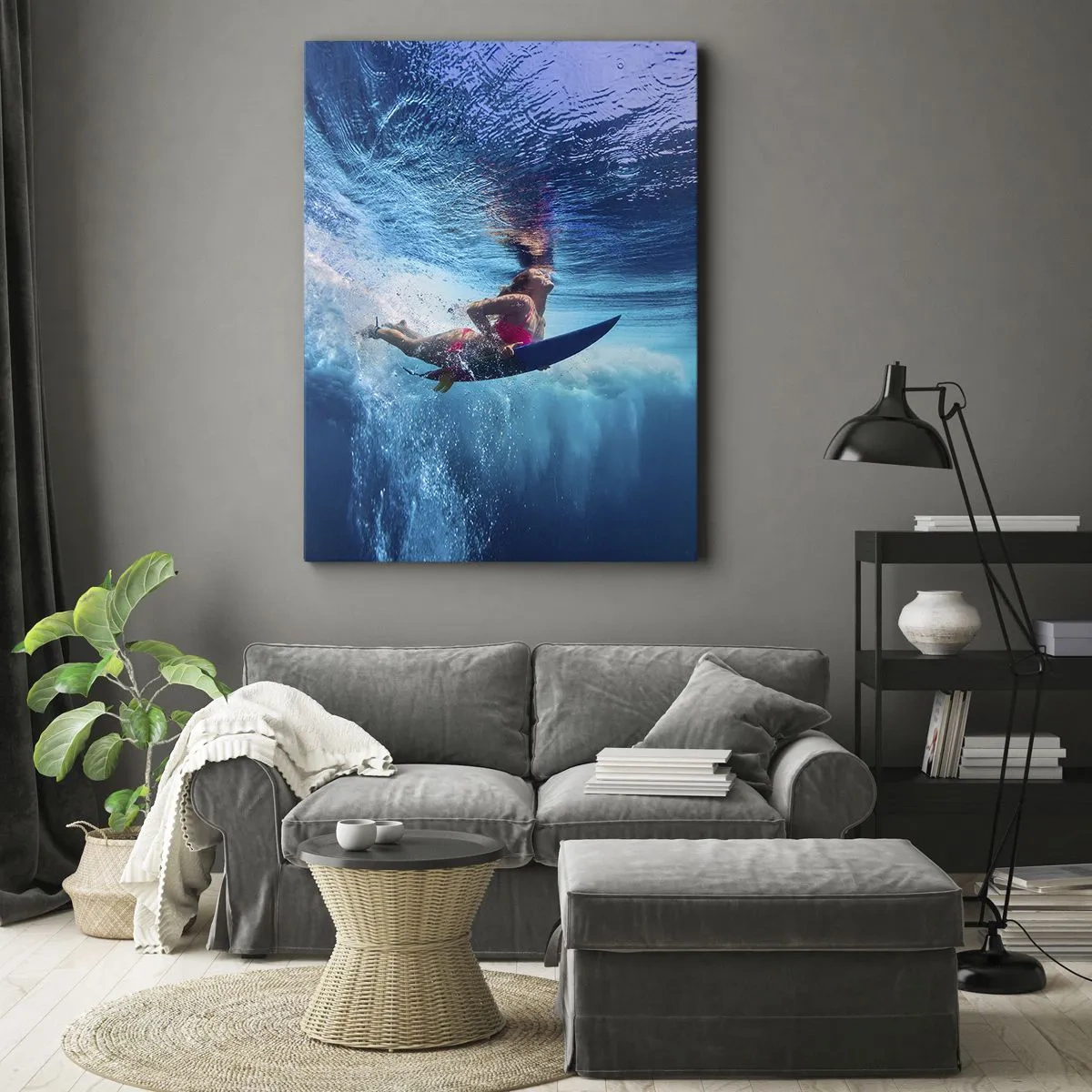 Bild auf Leinwand - Leinwandbild - Ein Surfer unter Wasser in einer dynamischen Komposition in Blautönen. - 70x100cm - Tiefe der Freude - Moderne Wanddekoration für Wohnzimmer und Schlafzimmer ARTTOR