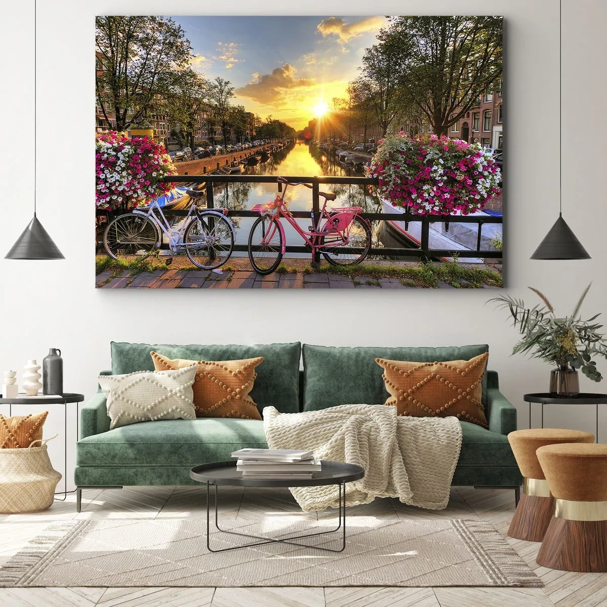 Bild auf Leinwand - Leinwandbild - Fahrräder auf einer Brücke im Schein der untergehenden Sonne - 70x50cm - Frühlingsmorgen in Amsterdam - Moderne Wanddekoration für Wohnzimmer und Schlafzimmer ARTTOR