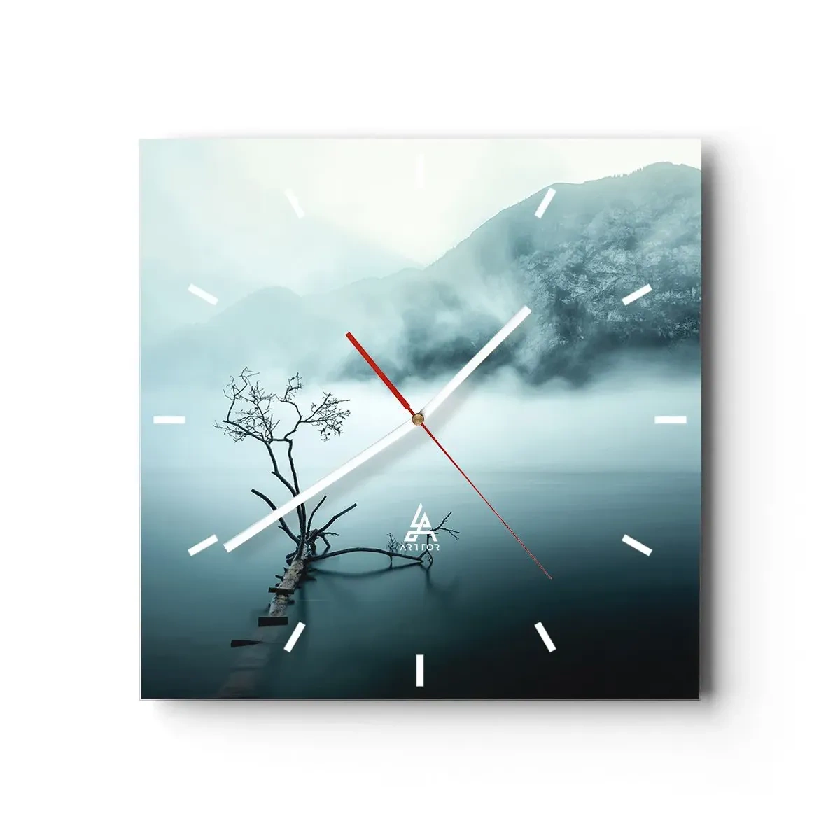 Wanduhr - Glasuhr - Ein einsamer Baum im Wasser, umgeben von Nebel und Bergen - 30x30cm - Aus Wasser und Nebel - Moderne Wanddekoration für Wohnzimmer und Schlafzimmer ARTTOR