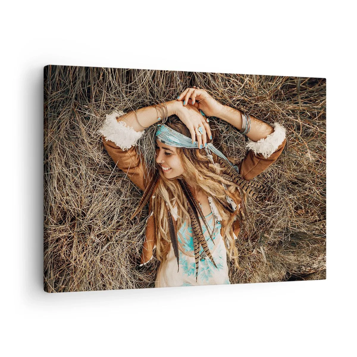 Bild auf Leinwand - Leinwandbild - Frau im Boho-Stil liegt auf Heu - 70x50cm - Auf dem Weg in den Sommer der Liebe - Moderne Wanddekoration für Wohnzimmer und Schlafzimmer ARTTOR