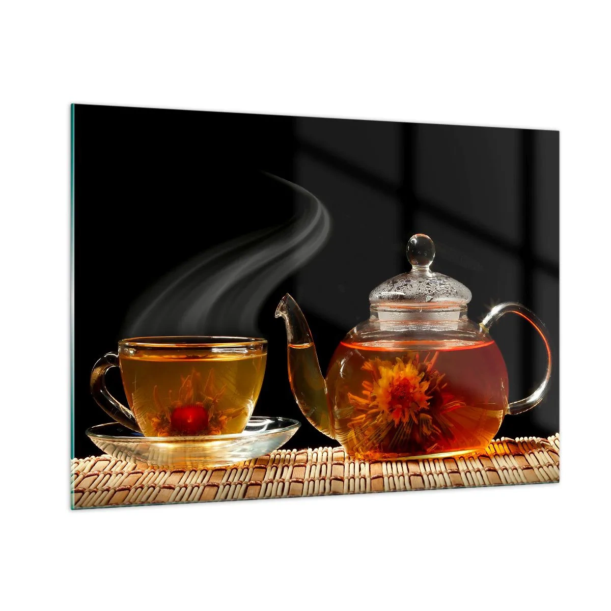 Glasbild - Bild auf glas - Eine Glaskanne und eine Tasse Tee mit einer Blume auf schwarzem Hintergrund - 100x70cm - Die Magie und Kunst des Teezubereitens - Moderne Wanddekoration für Wohnzimmer und Schlafzimmer ARTTOR