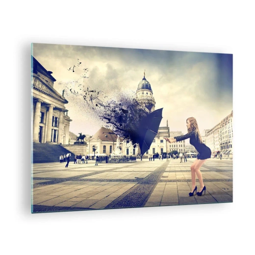 Glasbild - Bild auf glas - Eine Frau mit einem Regenschirm vor der Kulisse eines Stadtplatzes in einer künstlerischen Komposition - 70x50cm - Es weht so ein Wind ... - Moderne Wanddekoration für Wohnzimmer und Schlafzimmer ARTTOR