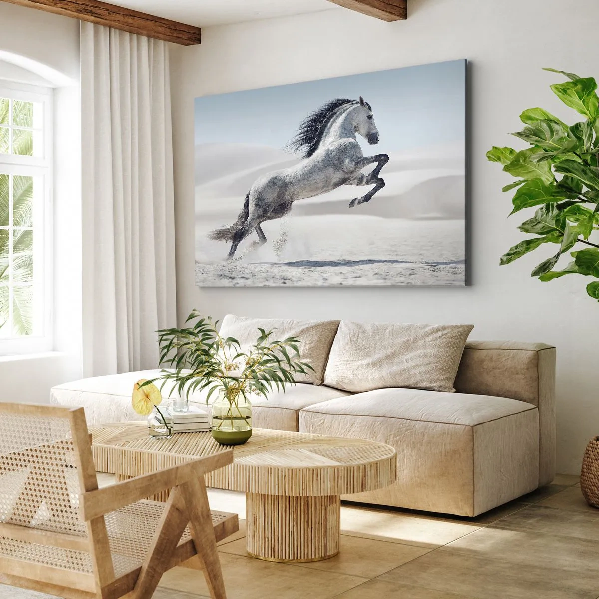 Bild auf Leinwand - Leinwandbild - Ein weißes Pferd galoppiert vor der Kulisse der Wüstendünen - 100x70cm - Arabischer Prinz - Moderne Wanddekoration für Wohnzimmer und Schlafzimmer ARTTOR