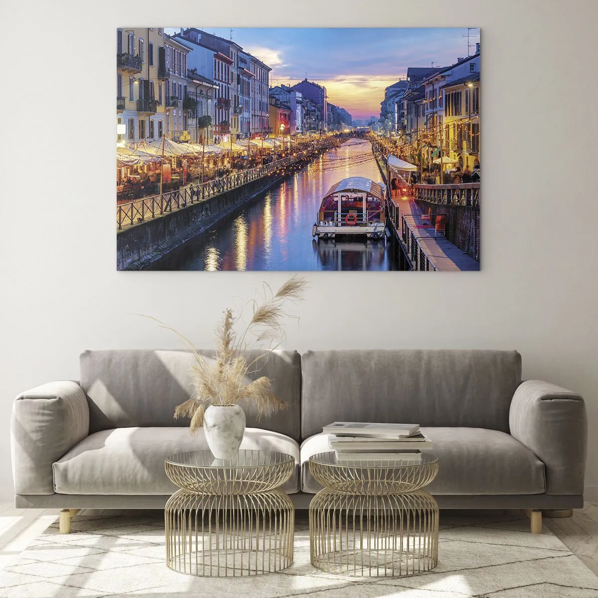 Glasbild - Bild auf glas - Abendlicher Blick auf den beleuchteten Kanal mit Booten und Cafés - 100x70cm - Ein Abend voller Licht und Spaß - Moderne Wanddekoration für Wohnzimmer und Schlafzimmer ARTTOR