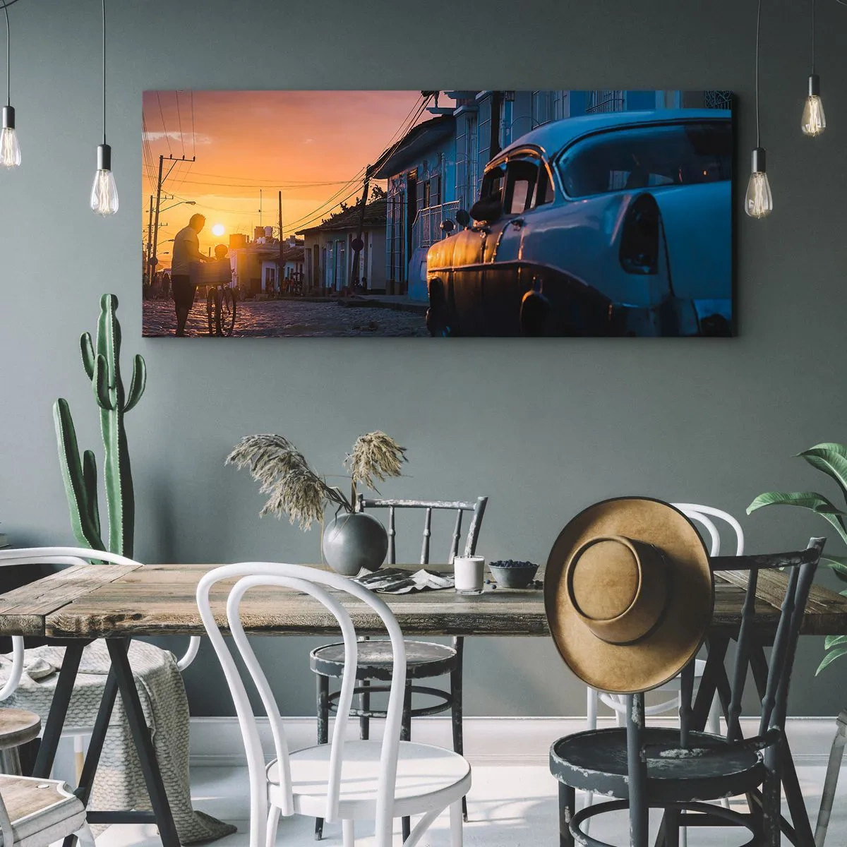 Bild auf Leinwand - Leinwandbild - Retro-Auto und Fahrrad auf der Straße im Licht der untergehenden Sonne - 140x50cm - Hier vergeht die Zeit - Moderne Wanddekoration für Wohnzimmer und Schlafzimmer ARTTOR