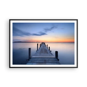Poster in einem schwarzem Rahmen - Holzsteg am See bei Sonnenuntergang - 100x70cm - Die Ruhe einer heiteren Dämmerung - Moderne Wanddekoration für Wohnzimmer und Schlafzimmer ARTTOR