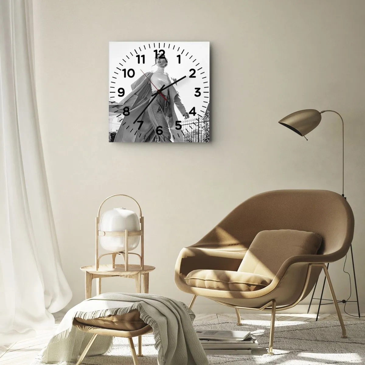Wanduhr - Glasuhr - Stilvolle Frau im Mantel vor schwarz-weißem Architekturhintergrund - 30x30cm - Gehst du mit mir? - Moderne Wanddekoration für Wohnzimmer und Schlafzimmer ARTTOR