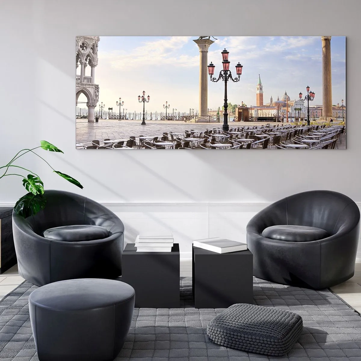 Glasbild - Bild auf glas - Venedig, Blick auf den Platz mit Säulen und Cafétischen - 160x50cm - Wir laden Sie ein, alles ist bereit - Moderne Wanddekoration für Wohnzimmer und Schlafzimmer ARTTOR