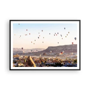 Poster in einem schwarzem Rahmen - Kappadokien mit Ballons vor der Kulisse malerischer Hügel - 100x70cm - Wie Schiffe am Himmel - Moderne Wanddekoration für Wohnzimmer und Schlafzimmer ARTTOR