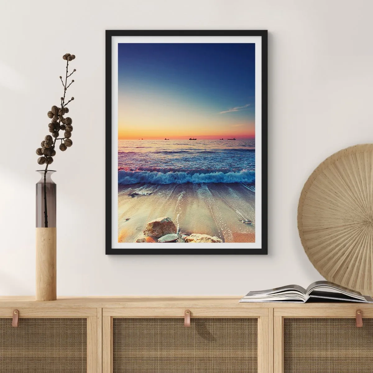 Poster in einem schwarzem Rahmen - Sonnenuntergang über dem Meer mit sanften Wellen am Strand - 50x70cm - Was ist mit dem Horizont? - Moderne Wanddekoration für Wohnzimmer und Schlafzimmer ARTTOR