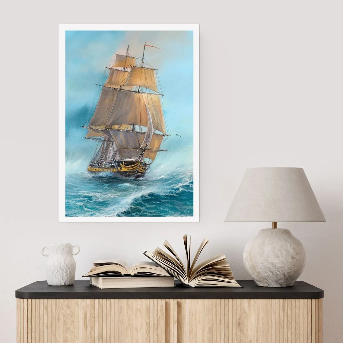 Poster - Ein Segelschiff, das in realistischem Stil durch eine stürmische See segelt - 50x70cm - Über die Wellen gleiten - Moderne Wanddekoration für Wohnzimmer und Schlafzimmer ARTTOR