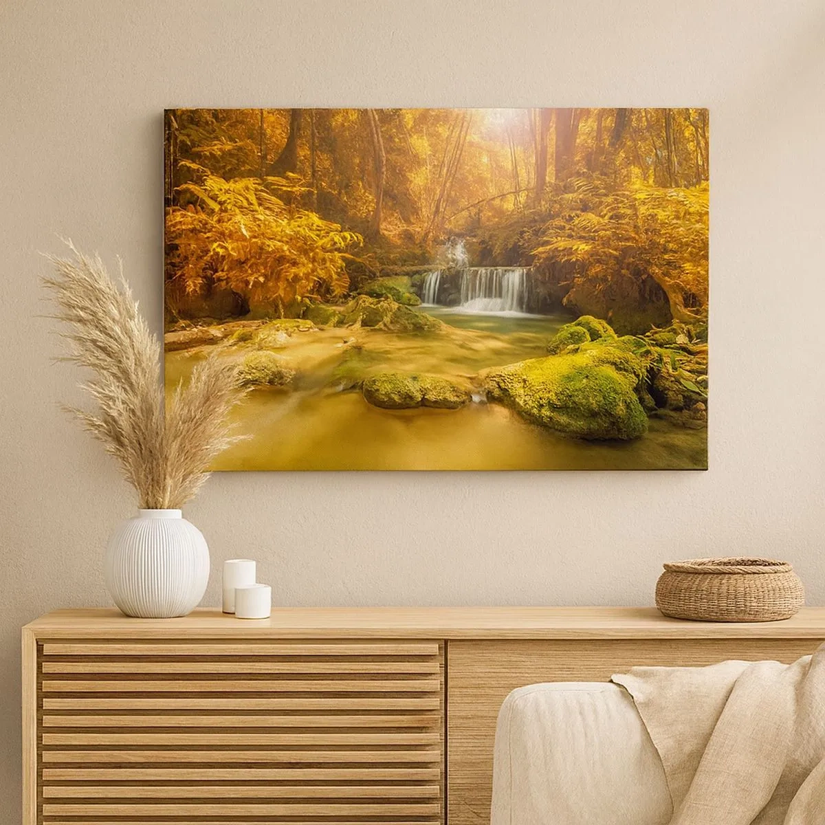 Bild auf Leinwand - Leinwandbild - Ein goldener Wasserfall in einem herbstlichen Wald, umgeben von Grün - 70x50cm - Waldkaskade in Gold - Moderne Wanddekoration für Wohnzimmer und Schlafzimmer ARTTOR