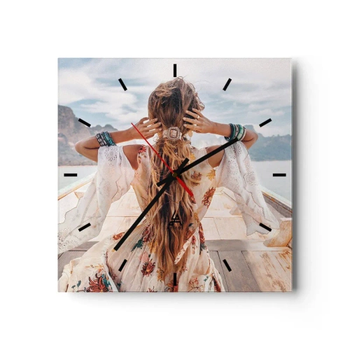 Wanduhr - Glasuhr - Frau auf einem Boot mit Blick auf die Berge und das Wasser, Boho-Stil - 30x30cm - Auf dem Weg zum Glück - Moderne Wanddekoration für Wohnzimmer und Schlafzimmer ARTTOR