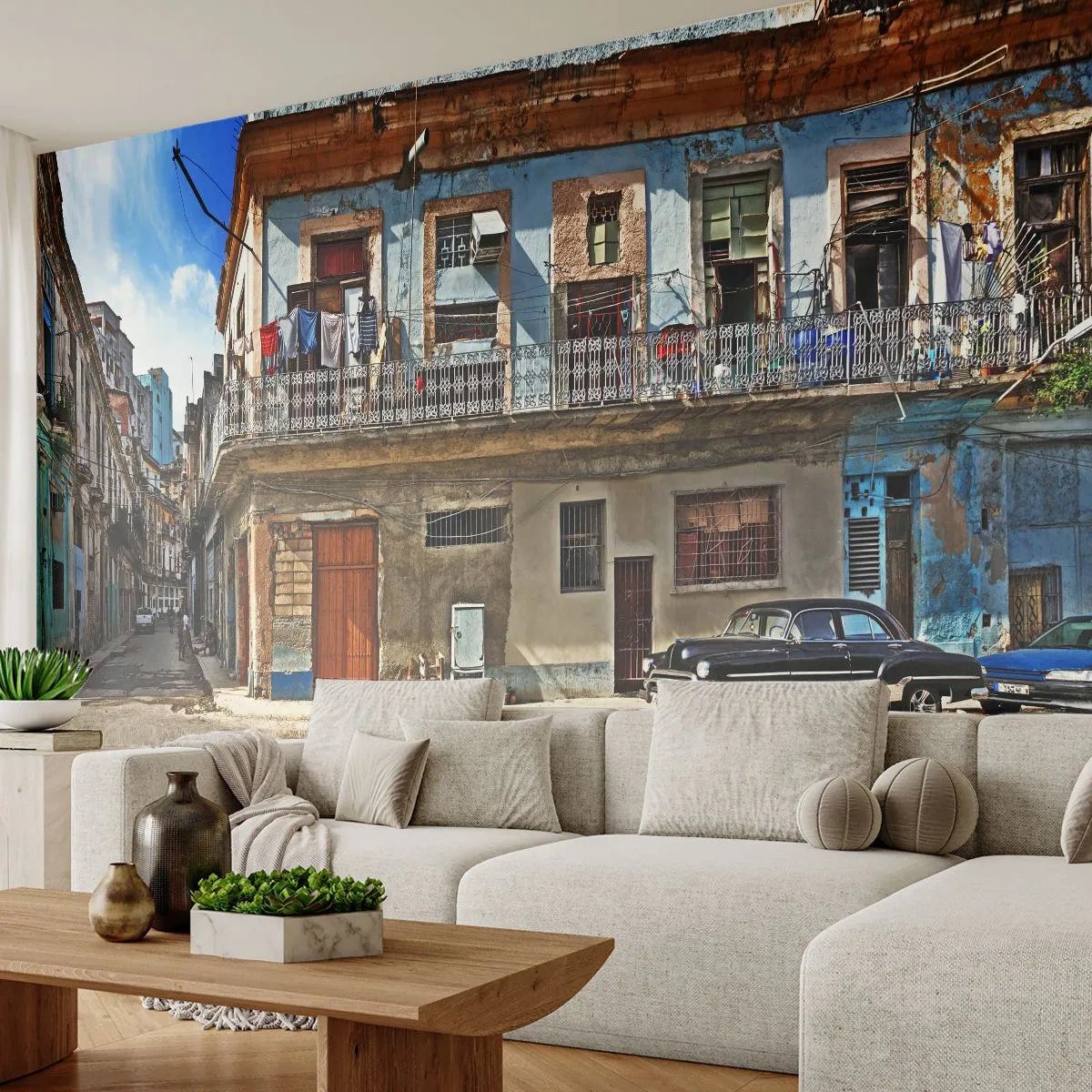 Fototapete Standard Eco - Ein altes Mietshaus mit Balkon und einem Oldtimer auf der Straße - 100x70cm - Havanna-Stimmung - Moderne Wanddekoration für Wohnzimmer und Schlafzimmer ARTTOR